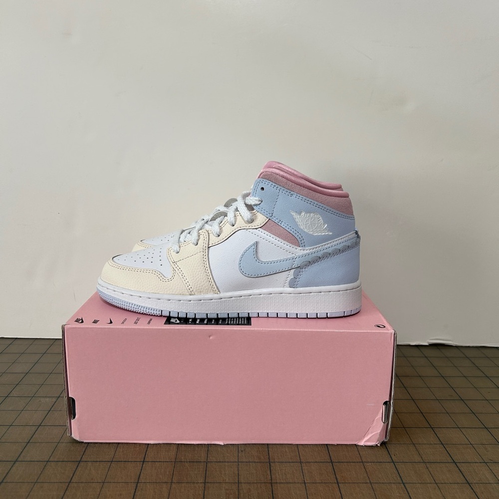 Jordan 1 Mid SE ‘Love is in The Air’ GS